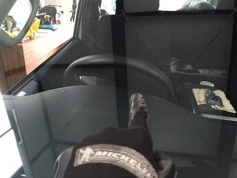 ハイエース　飛び石　フロントガラス　修理