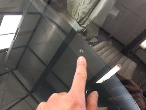 マーチ　フロントガラス　修理