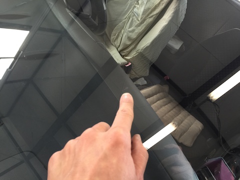 マーチ　フロントガラス　修理