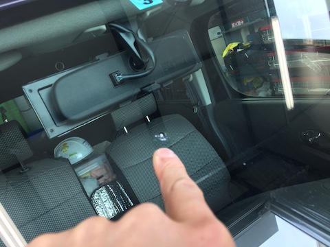 キューブ フロントガラス 修理