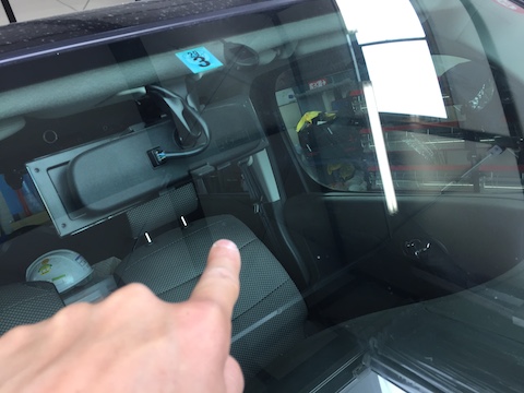 キューブ フロントガラス 修理