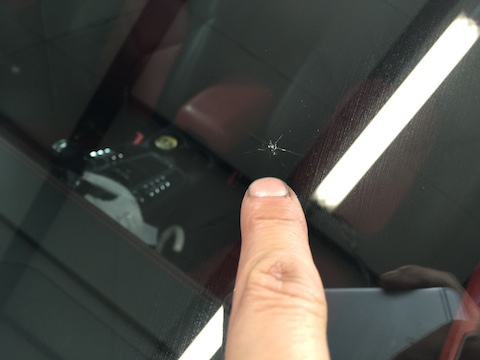 ポルシェ マカン フロントガラス 修理 飛び石