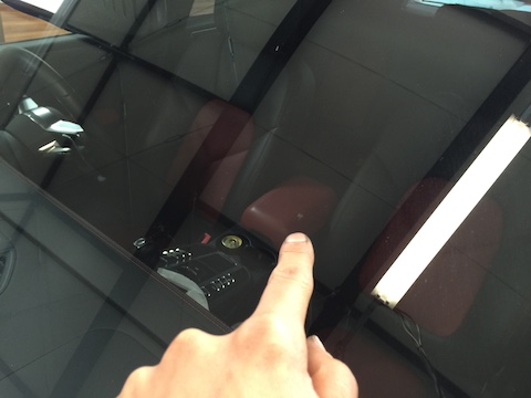 ポルシェ マカン フロントガラス 修理 飛び石