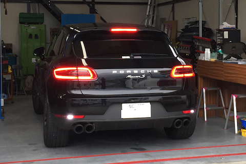 ポルシェ マカン フロントガラス 修理 飛び石