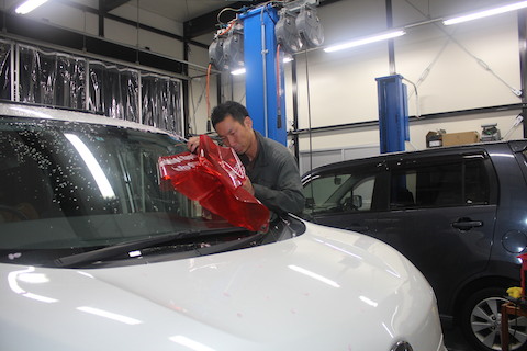 ヴォクシー　フロントガラス　飛び石　修理