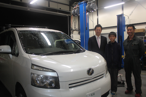 ヴォクシー　フロントガラス　飛び石　修理