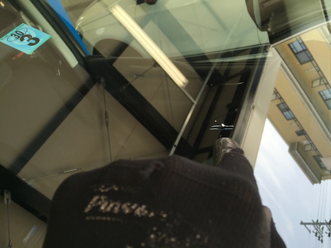 セレナ フロントガラス 飛び石 修理