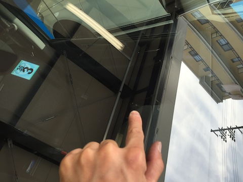 セレナ フロントガラス 飛び石 修理