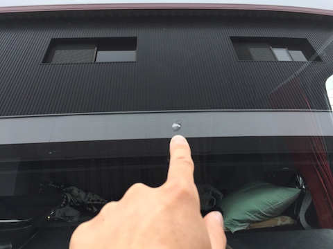 4tトラック　飛び石　修理　フロントガラス