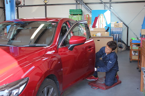 マツダ　アテンザ　ヘコミ　修理　デントリペア