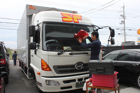 4tトラック　飛び石　修理　フロントガラス