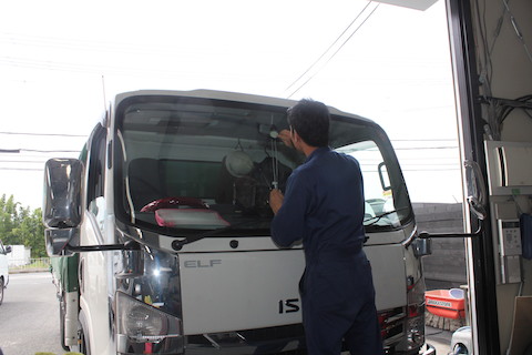 イスズ　エルフ　飛び石　修理　ウインドリペア