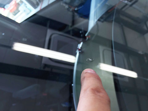 ヴォクシー　フロントガラス　飛び石　修理