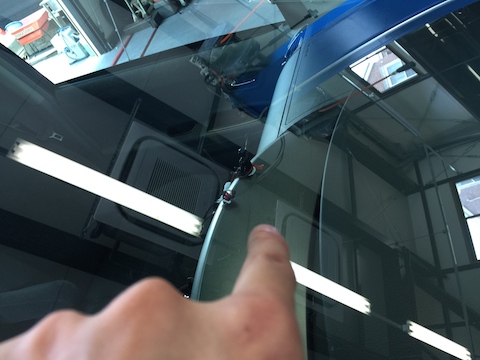 ヴォクシー　フロントガラス　飛び石　修理