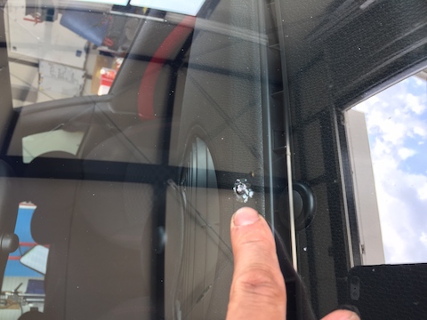 ミニ　フロントガラス　飛び石　修理　デントリペア