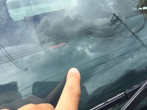 トラック　フロントガラス　飛び石　修理　ウインドリペア