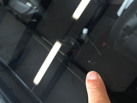 プリウス　フロントガラス　飛び石　修理　ウインドリペア