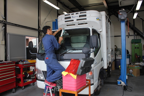 キャンター　フロントガラス　飛び石　修理　ウインドリペア