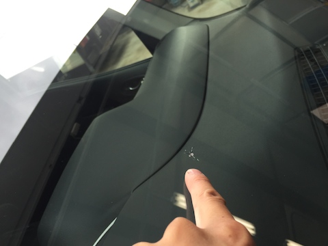 セレナ　フロントガラス　飛び石　修理　ウインドリペア