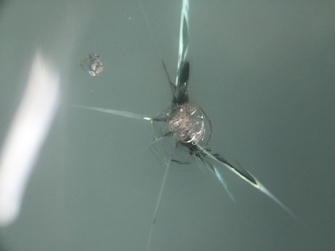 セレナ　フロントガラス　飛び石　修理　ウインドリペア