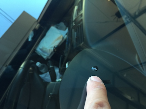 プレマシー　フロントガラス　飛び石　修理　ウインドリペア