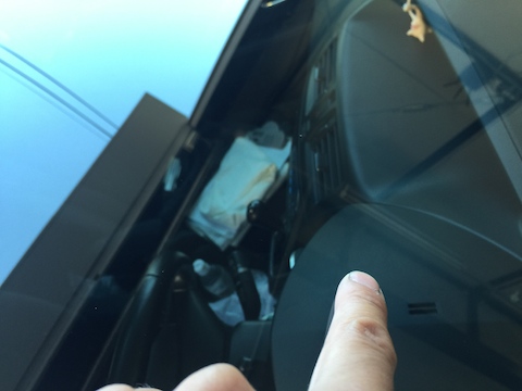 プレマシー　フロントガラス　飛び石　修理　ウインドリペア