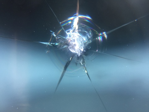 キャラバン　フロントガラス　飛び石　修理　ウインドリペア