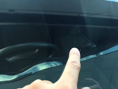 キャラバン　フロントガラス　飛び石　修理　ウインドリペア