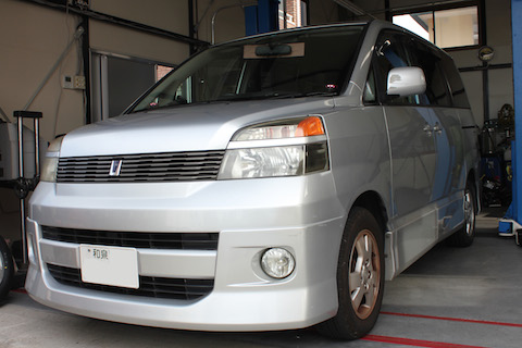 ヴォクシー　フロントガラス　飛び石　修理　ウインドリペア