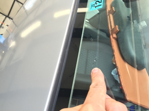 ヴォクシー　フロントガラス　飛び石　修理　ウインドリペア