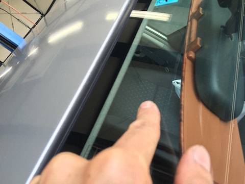 ヴォクシー　フロントガラス　飛び石　修理　ウインドリペア