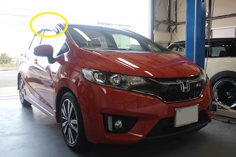 フィット　屋根　へこみ　修理　デントリペア　引っぱり