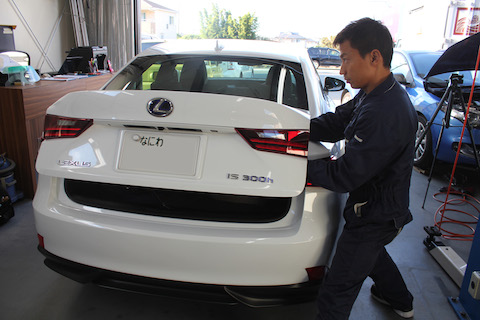 IS300h トランク　へこみ　修理　デントリペア