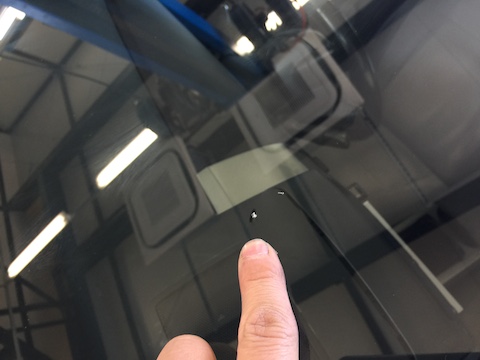 プリウス　フロントガラス　飛び石　修理