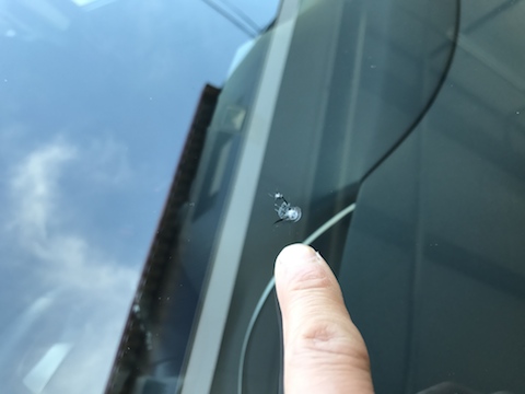 セレナ　飛び石　修理　フロントガラス　ウインドリペア