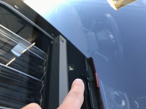 ハイエース　フロントガラス　飛び石　修理　ウインドリペア