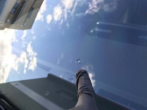 プジョー 308　フロントガラス　飛び石　修理　ウインドリペア