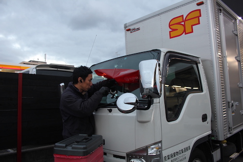 エルフ フロントガラス 飛び石 修理 ウインドリペア