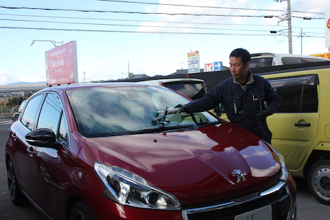 プジョー 308　フロントガラス　飛び石　修理　ウインドリペア