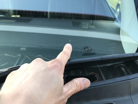 ハイエース　フロントガラス　飛び石　修理　ウインドリペア