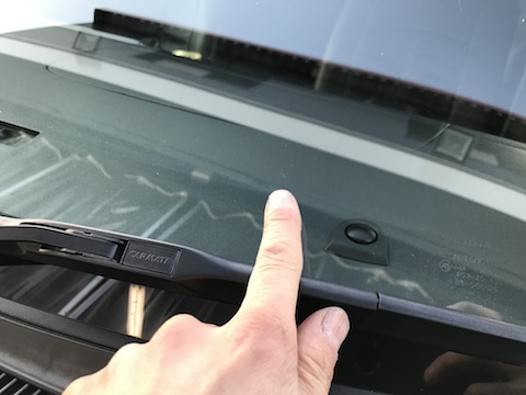 ハイエース　フロントガラス　飛び石　修理　ウインドリペア