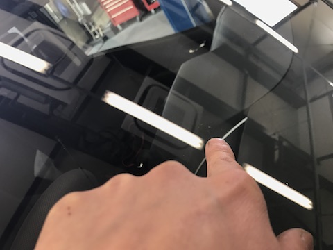 セレナ　フロントガラス　飛び石　修理　ウインドリペア