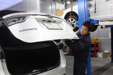 ハリアー　ヘコミ　修理　デントリペア　リアゲート