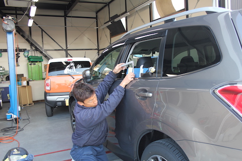 フォレスター　ドア　ヘコミ　修理　デントリペア