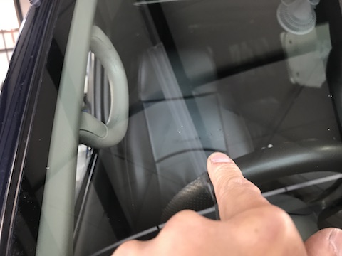 キャラバン　フロントガラス　飛び石　修理　ウインドリペア