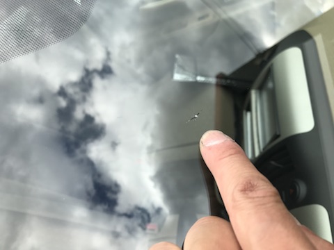 セレナ　フロントガラス　飛び石　修理　ウインドリペア