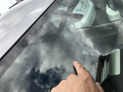 セレナ　フロントガラス　飛び石　修理　ウインドリペア