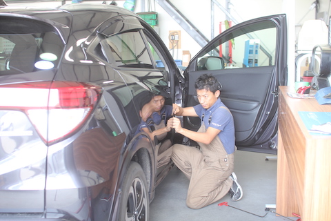 ヴェゼル　ヘコミ　ドア　修理　デントリペア