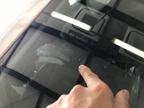 E55　ベンツ　フロントガラス　飛び石　修理　ウインドリペア