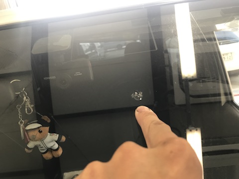 ハイエース　フロントガラス　飛び石　修理　ウインドリペア